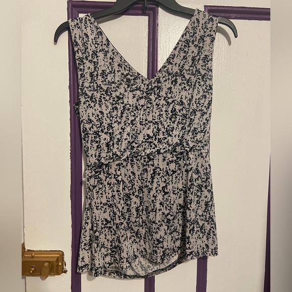 Suzy Shier Black & White Abstract Print Sleeveless Wrap Top – Size M - Picture 3 of 3